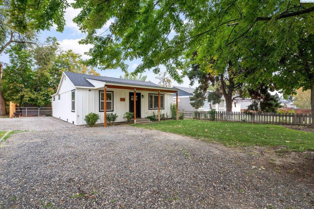 Photo of 2420 W 7th Ave, Kennewick, WA 99336 (MLS # 290260)