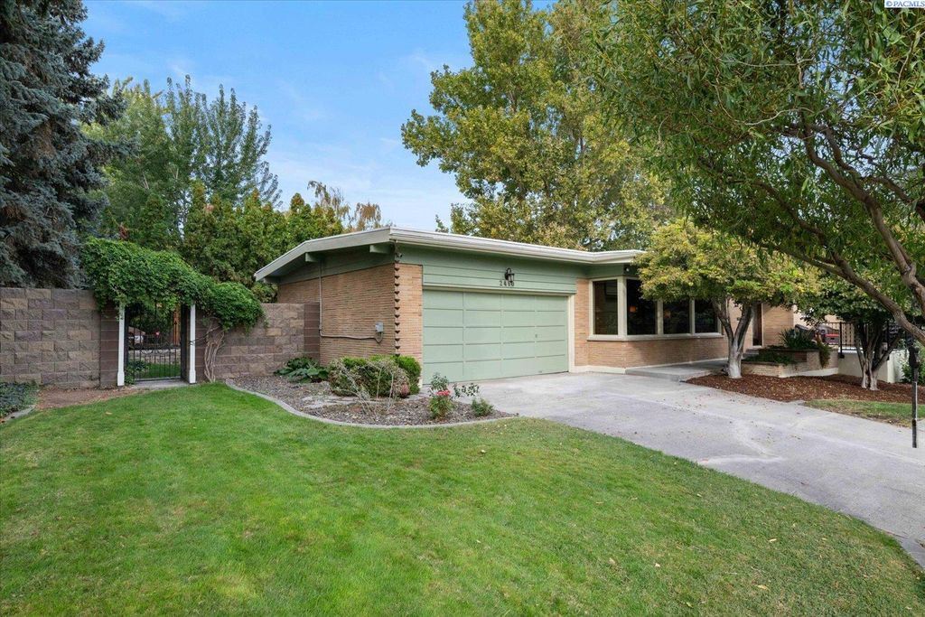 Photo of 2410 S Everett Place, Kennewick, WA 99337 (MLS # 288099)