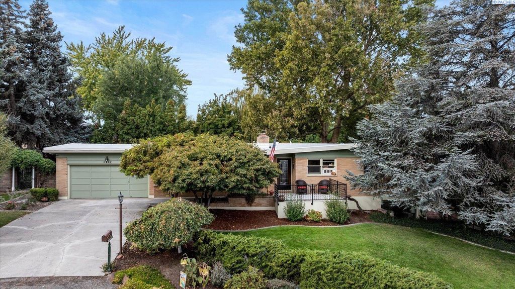 Photo of 2410 S Everett Place, Kennewick, WA 99337 (MLS # 288099)