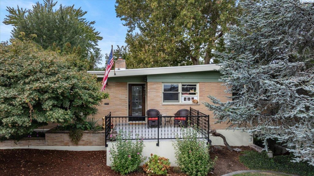 Photo of 2410 S Everett Place, Kennewick, WA 99337 (MLS # 288099)