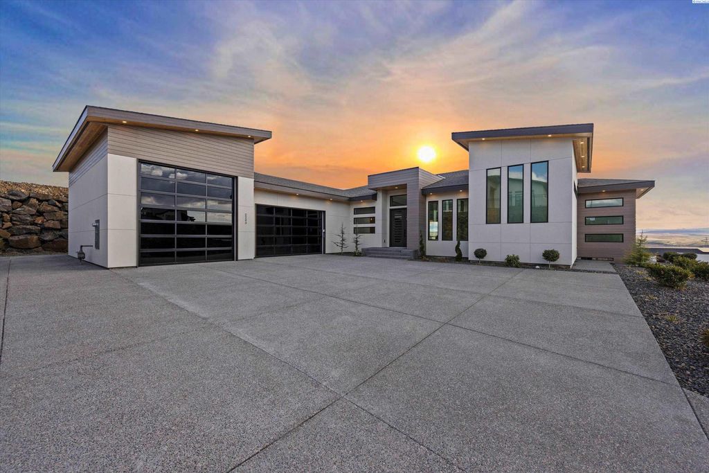 Photo of 2243 S Wilson Pl, Kennewick, WA 99338 (MLS # 290316)