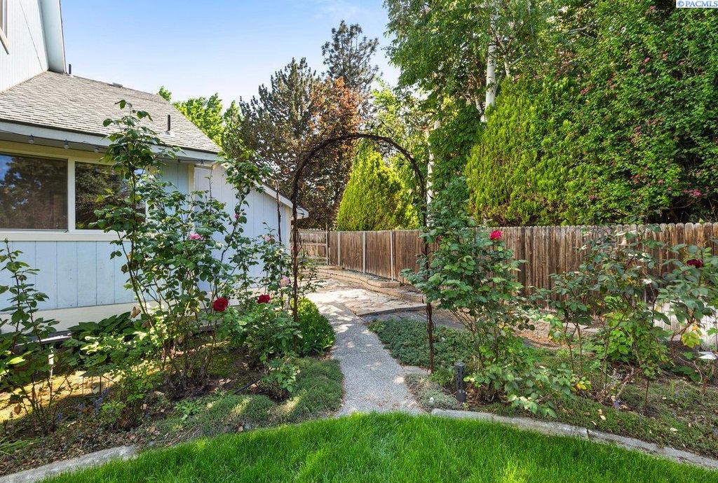 Photo of 150 Englewood Dr, Richland, WA 99352 (MLS # 292802)