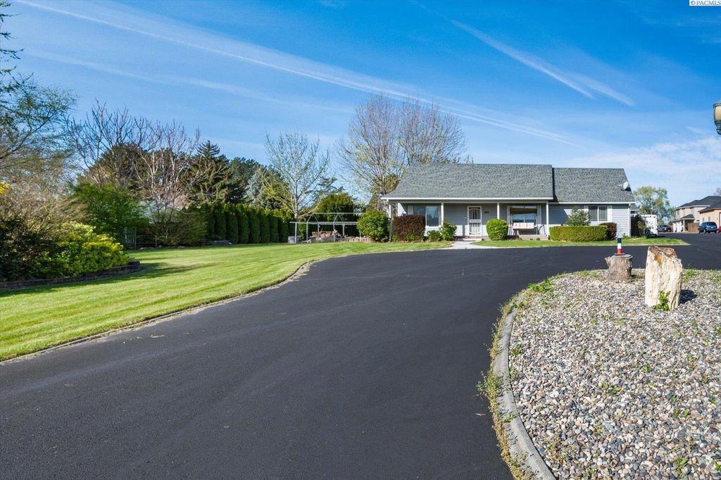 Photo of 3216 S Auburn St, Kennewick, WA 99337 (MLS # 291846)