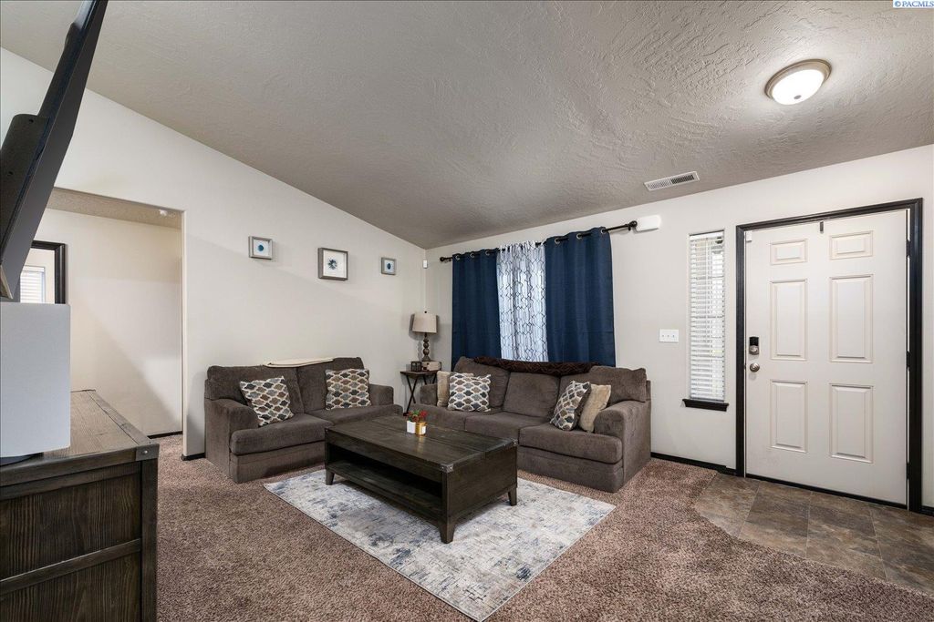 Photo of 209 E 16th Ave, Kennewick, WA 99336 (MLS # 289607)