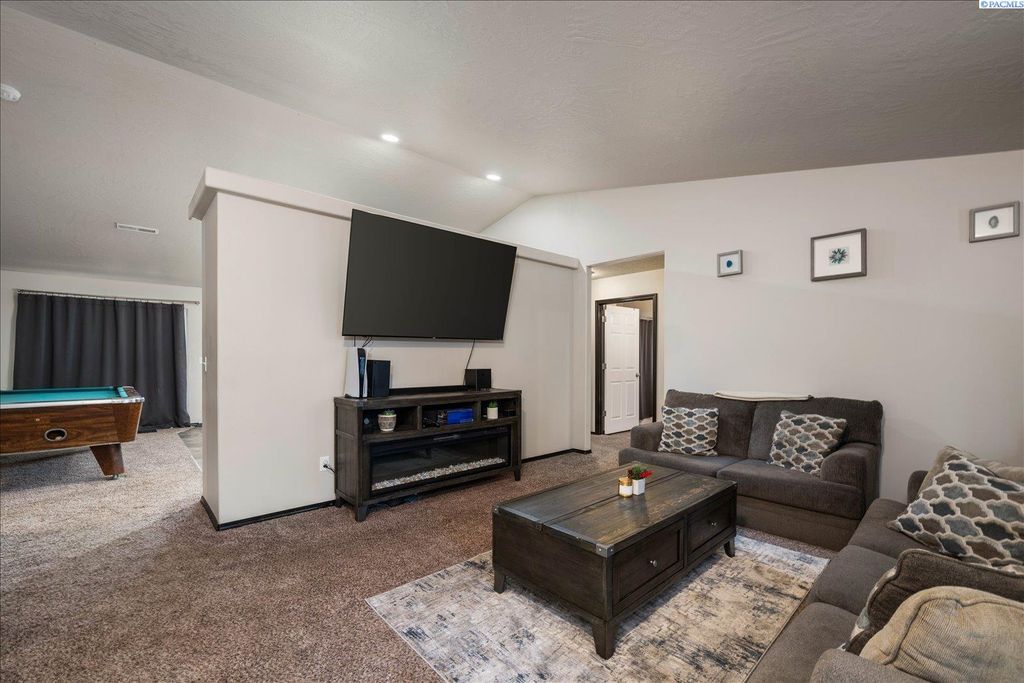 Photo of 209 E 16th Ave, Kennewick, WA 99336 (MLS # 289607)