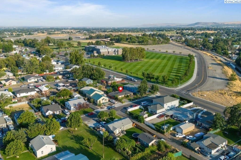 Photo of 837 S Hawthorne St, Kennewick, WA 99336 (MLS # 288574)