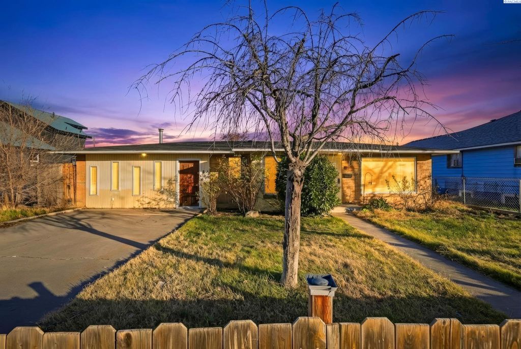 Photo of 837 S Hawthorne St, Kennewick, WA 99336 (MLS # 288574)
