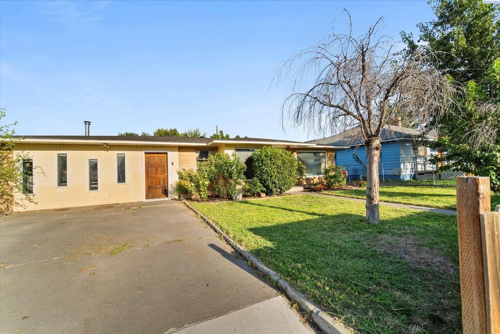Photo of 837 S Hawthorne St, Kennewick, WA 99336 (MLS # 288574)