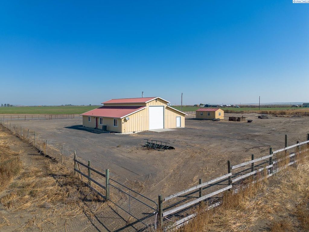 Photo of 321 Kent Way, Eltopia, WA 99330 (MLS # 287930)