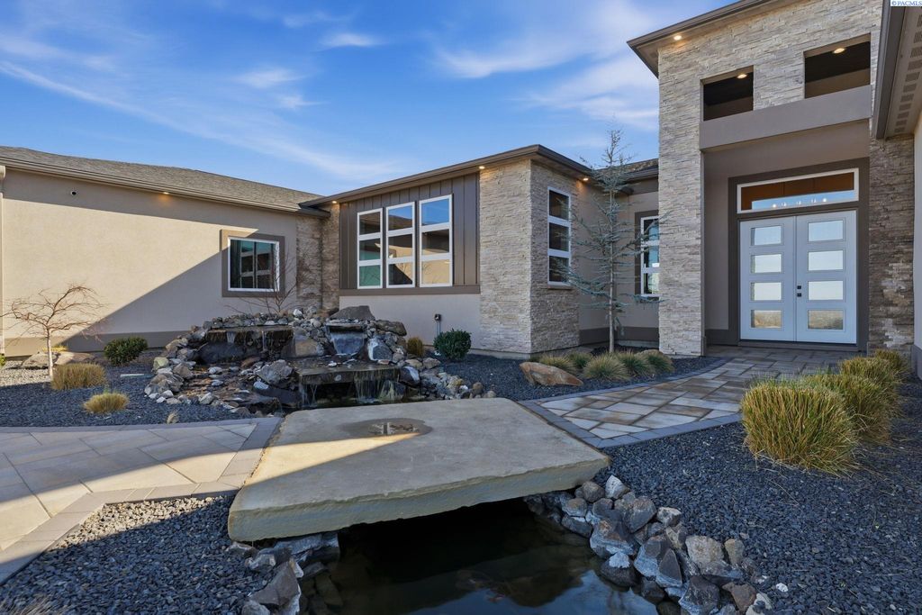 Photo of 946 Heidel Ct, Richland, WA 99352 (MLS # 291936)