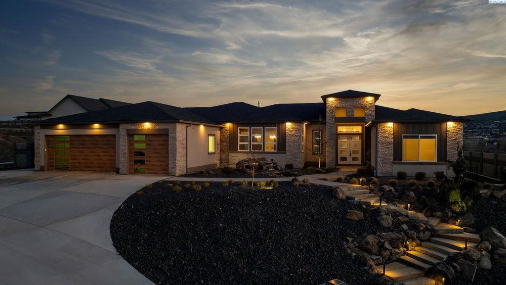 Photo of 946 Heidel Ct, Richland, WA 99352 (MLS # 291936)