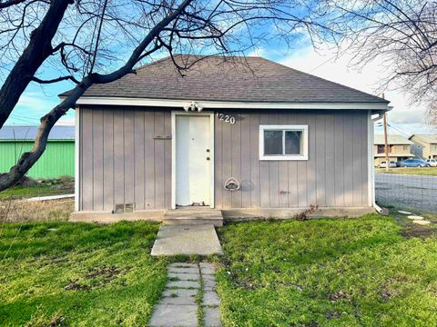 Photo of 1220 Roosevelt Rd, Sunnyside, WA 98944 (MLS # 290678)