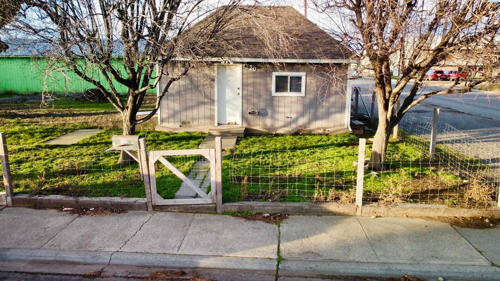 Photo of 1220 Roosevelt Rd, Sunnyside, WA 98944 (MLS # 290678)