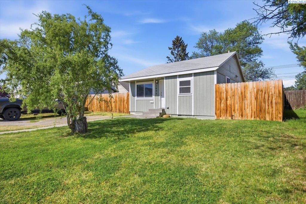 Photo of 1605 Perkins Ave, Richland, WA 99354 (MLS # 292776)