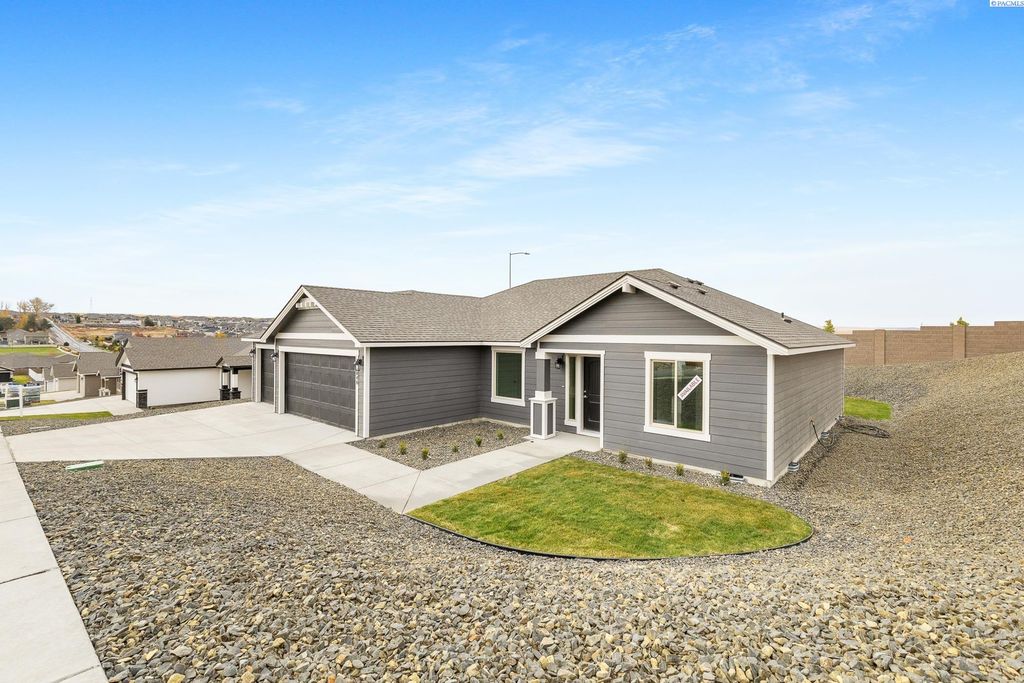 Photo of 2840 S Roosevelt St, Kennewick, WA 99338 (MLS # 291346)