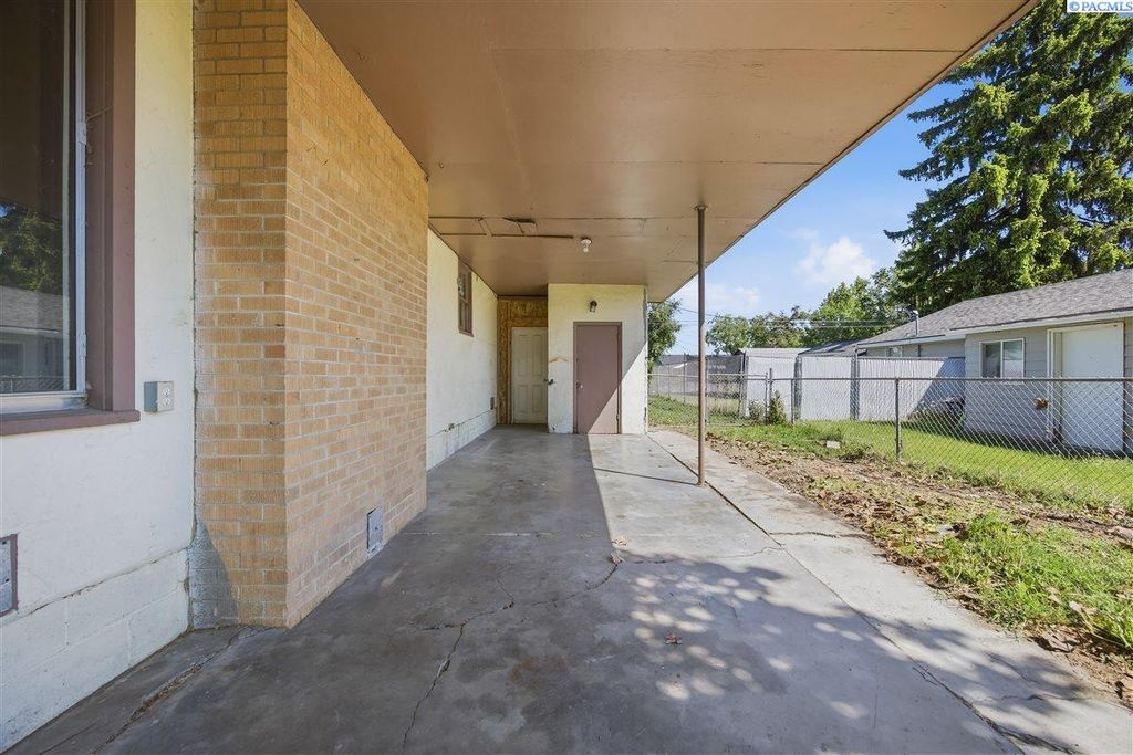 Photo of 1922 W 6th Ave, Kennewick, WA 99336 (MLS # 292728)