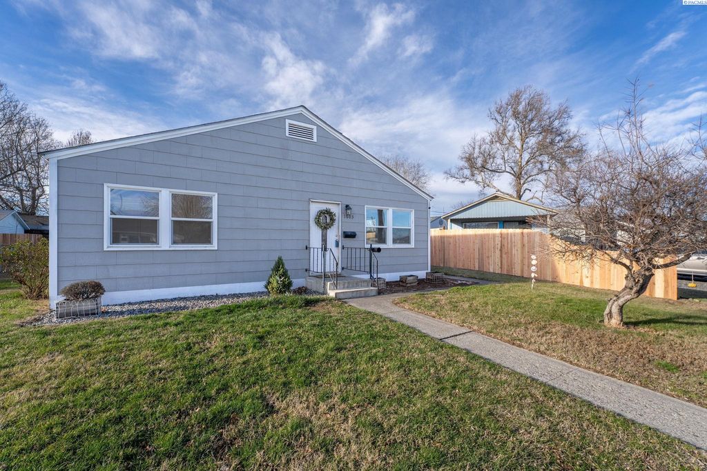 Photo of 1603 Mahan Ave, Richland, WA 99354 (MLS # 289830)