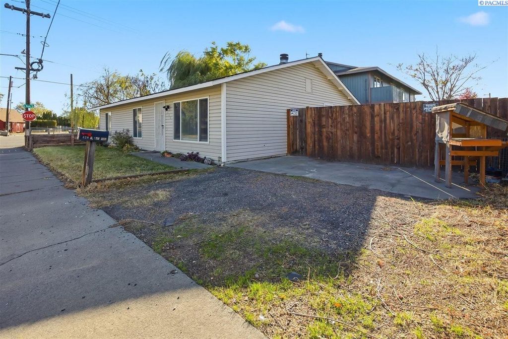 Photo of 620 E 7th Ave, Kennewick, WA 99336 (MLS # 288547)