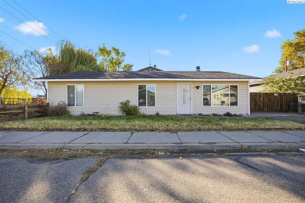 Photo of 620 E 7th Ave, Kennewick, WA 99336 (MLS # 288547)