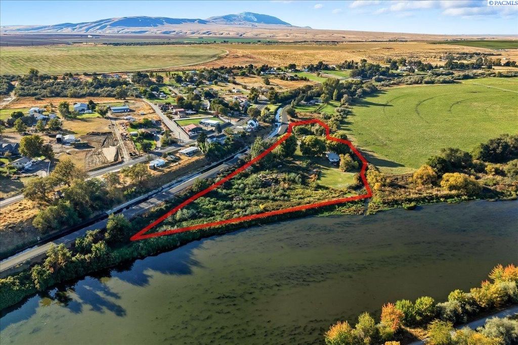 Photo of 84609 N Yakima River Dr, West Richland, WA 99353 (MLS # 290090)