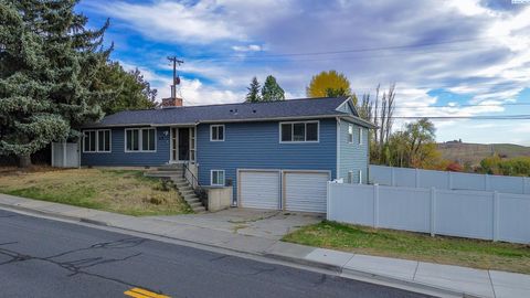 Photo of 215 SE Crestview St, Pullman, WA 99163 (MLS # 288444)