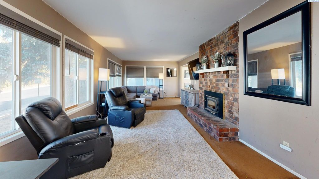 Photo of 215 SE Crestview St, Pullman, WA 99163 (MLS # 288444)