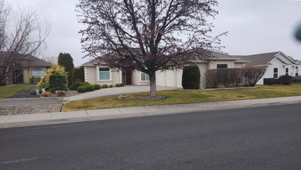 Photo of 1208 Canyon Lakes Dr, Kennewick, WA 99337 (MLS # 289958)