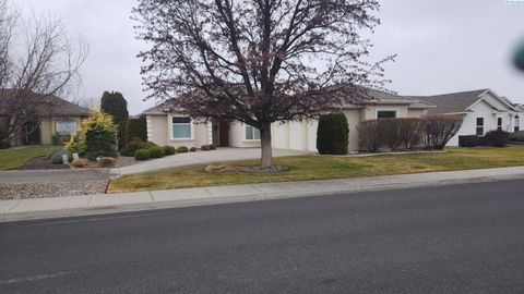 Photo of 1208 Canyon Lakes Dr, Kennewick, WA 99337 (MLS # 289958)