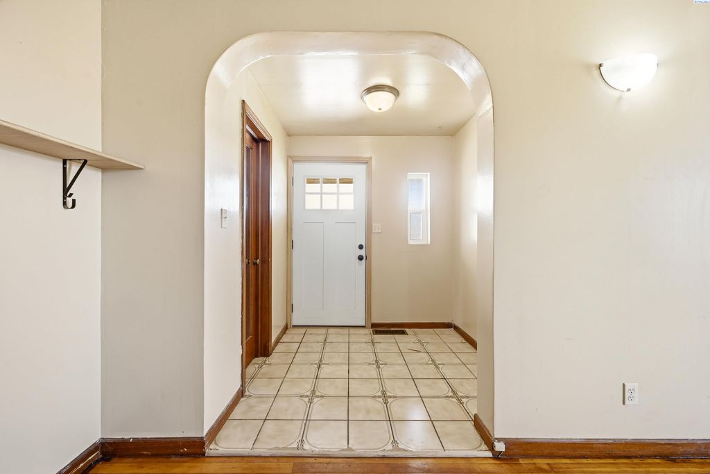 Photo of 211 G Street, Endicott, WA 99125 (MLS # 292024)