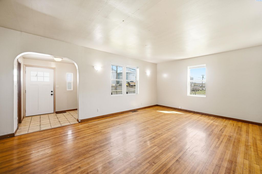 Photo of 211 G Street, Endicott, WA 99125 (MLS # 292024)