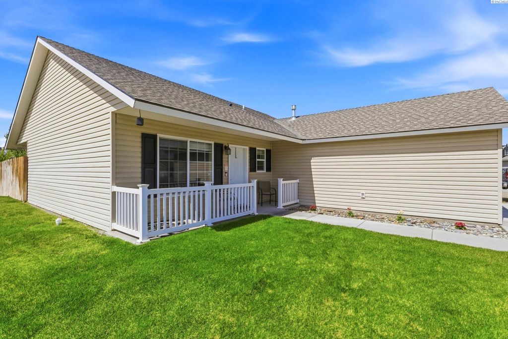 Photo of 5512 Leon Ct, Pasco, WA 99301 (MLS # 292411)