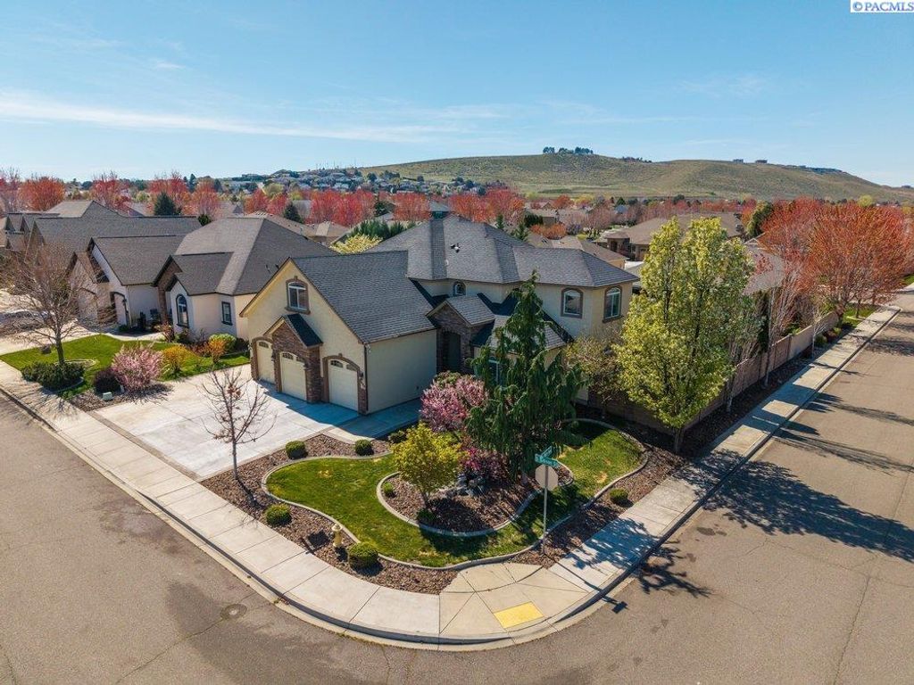 Photo of 1600 S Edison St, Kennewick, WA 99338 (MLS # 291883)