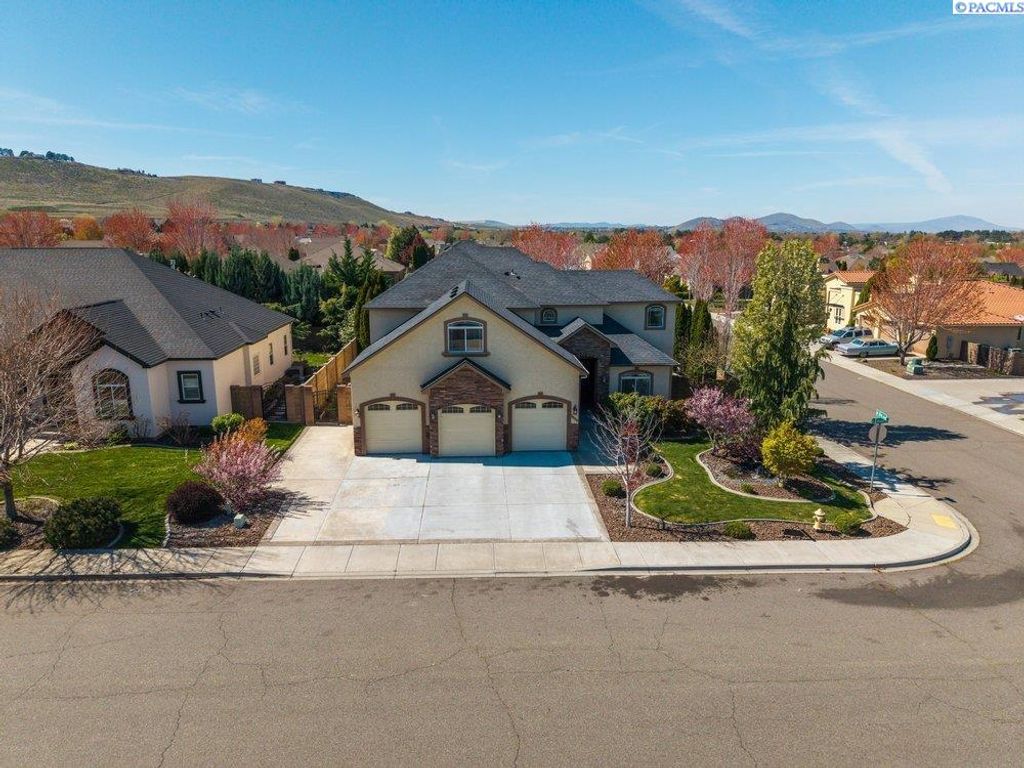 Photo of 1600 S Edison St, Kennewick, WA 99338 (MLS # 291883)