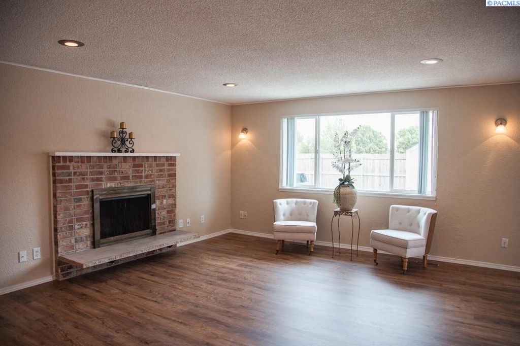 Photo of 620 N Buntin Pl, Kennewick, WA 99336 (MLS # 293006)