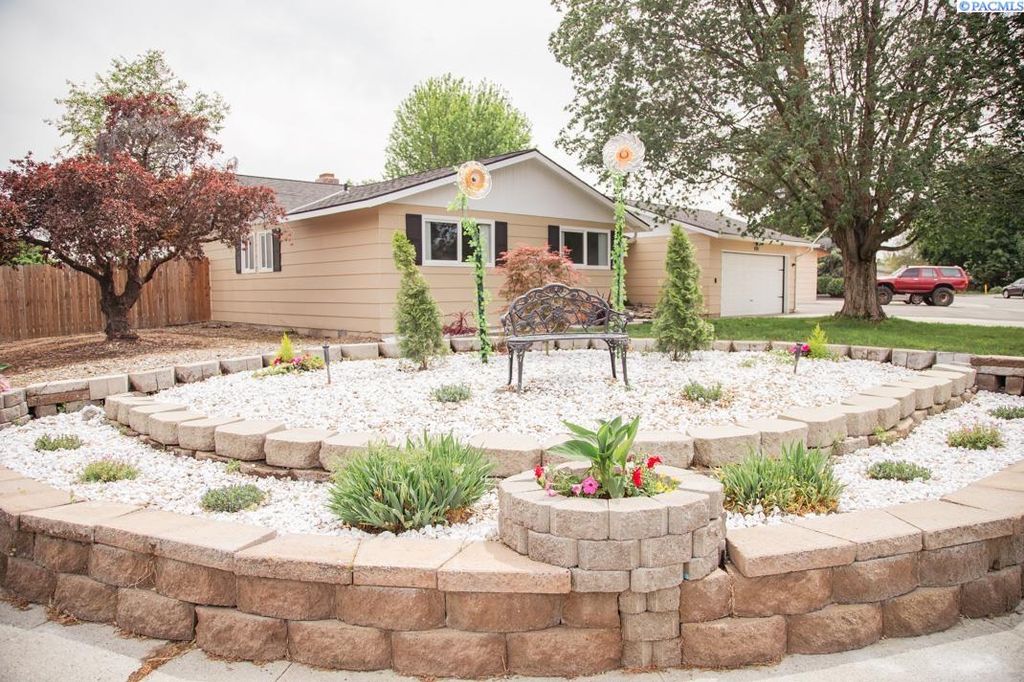 Photo of 620 N Buntin Pl, Kennewick, WA 99336 (MLS # 293006)