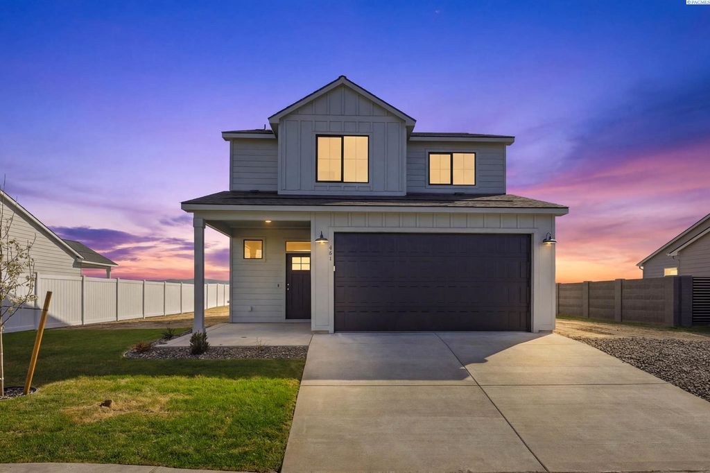 Photo of 404 Amberly Ave, Grandview, WA 99390 (MLS # 291711)