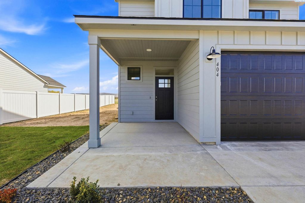 Photo of 404 Amberly Ave, Grandview, WA 99390 (MLS # 291711)