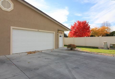 Photo of 114 S Tweedt Place, Kennewick, WA 99336 (MLS # 293442)