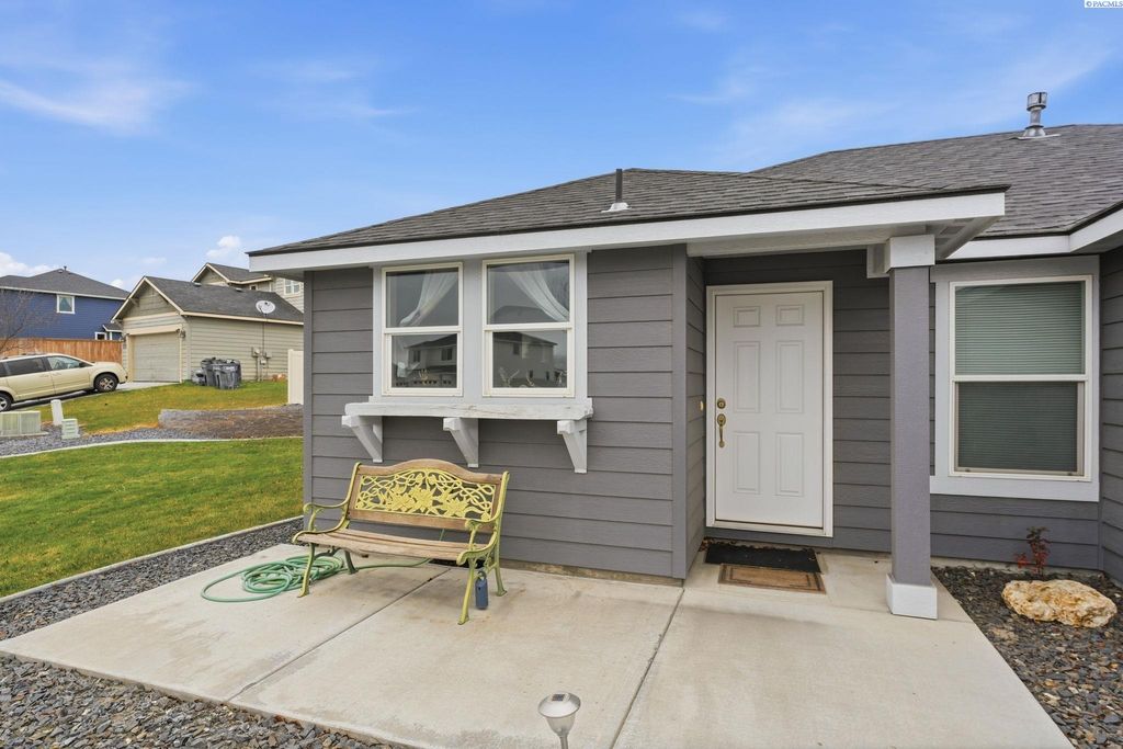 Photo of 6101 Turf Paradise Dr, Pasco, WA 99301 (MLS # 289357)