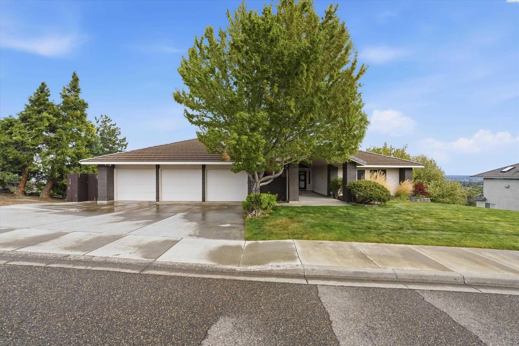 Photo of 4100 W 43rd Ave, Kennewick, WA 99337 (MLS # 292192)