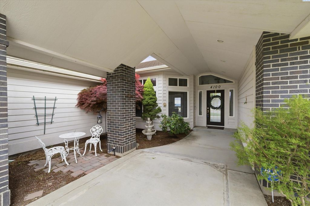 Photo of 4100 W 43rd Ave, Kennewick, WA 99337 (MLS # 292192)