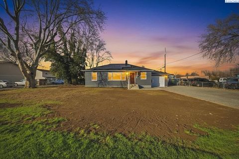 Photo of 4218 Hood Ave, Kennewick, WA 99336 (MLS # 290615)