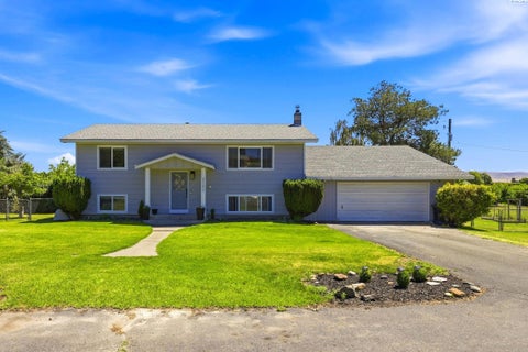 Photo of 2202 Hill Drive, Grandview, WA 98930 (MLS # 293577)