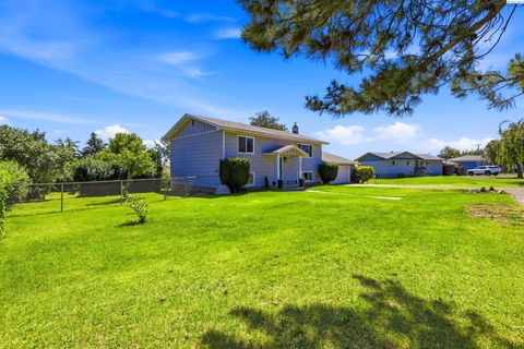 Photo of 2202 Hill Drive, Grandview, WA 98930 (MLS # 293577)