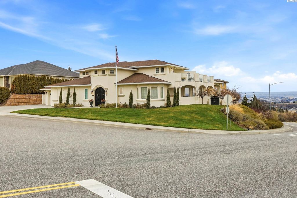 Photo of 1294 White Bluffs, Richland, WA 99352 (MLS # 289995)