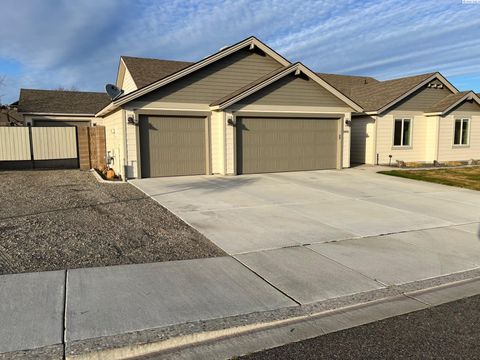 Photo of 5005 Pinehurst Drive, Pasco, WA 99301 (MLS # 291162)
