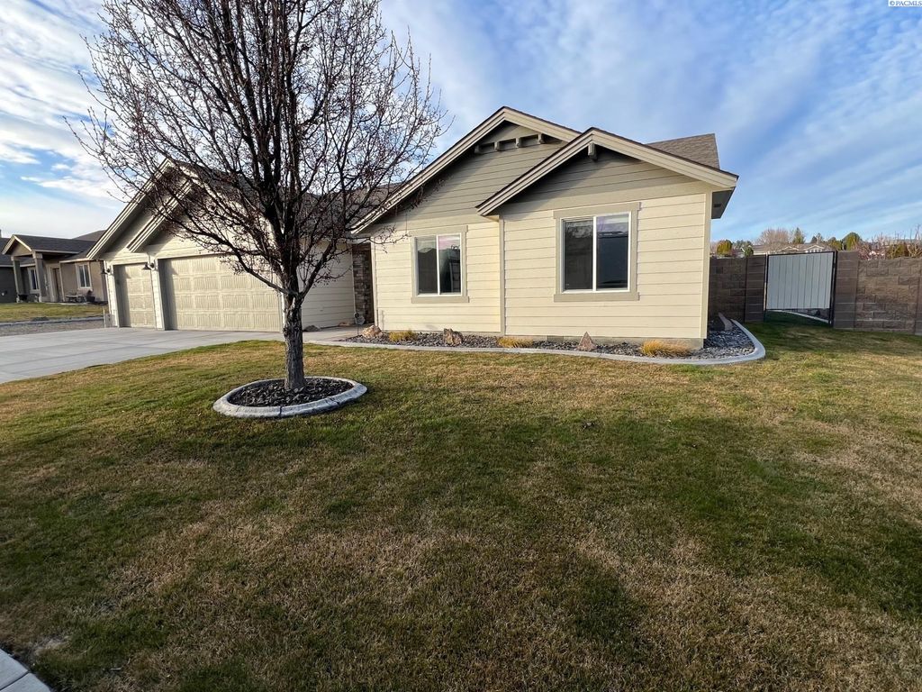 Photo of 5005 Pinehurst Drive, Pasco, WA 99301 (MLS # 291162)