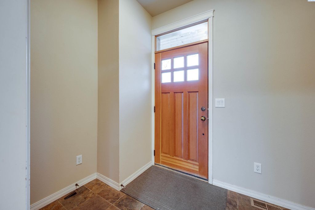 Photo of 715 NE Oak Street #b St, Pullman, WA 99163 (MLS # 291255)