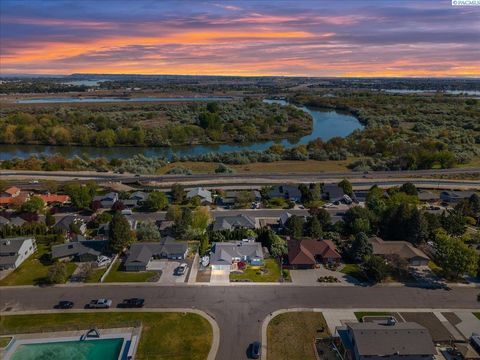 Photo of 190 Edgewood Dr, Richland, WA 99352 (MLS # 292334)