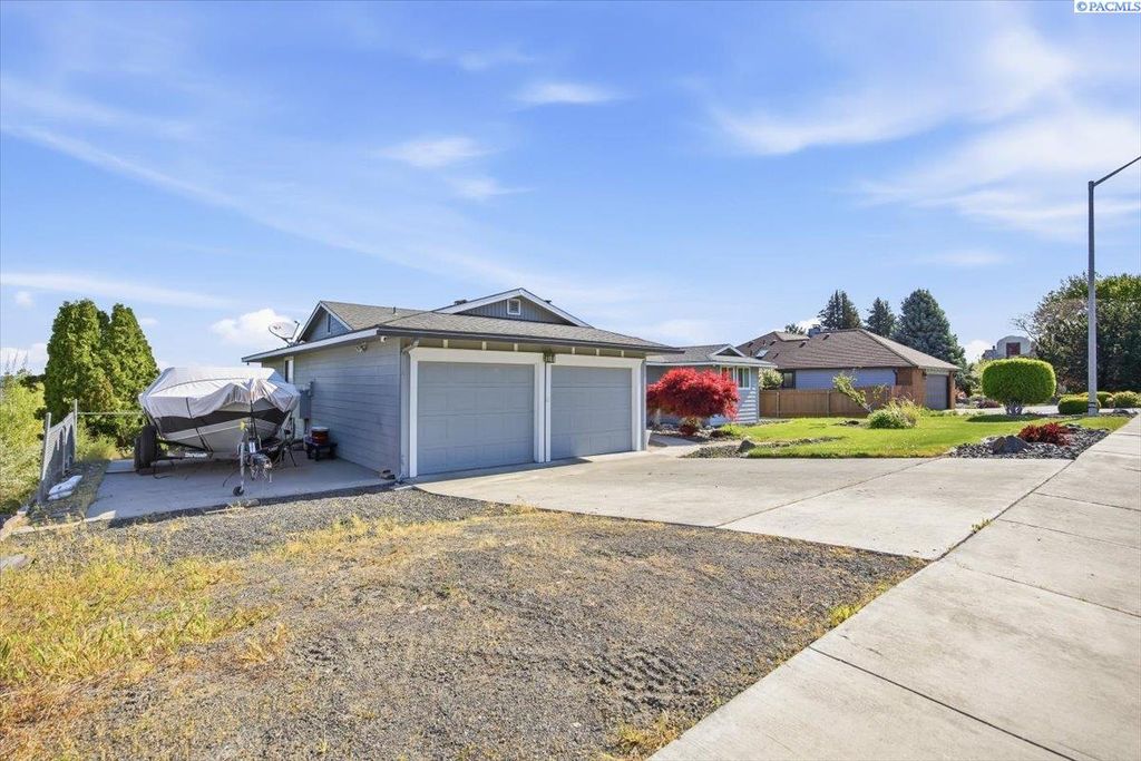 Photo of 190 Edgewood Dr, Richland, WA 99352 (MLS # 292334)